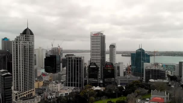 AUCKLAND, NEW ZEALAND - sierpień 2018: Panoramiczny widok z lotu ptaka na panoramę miasta z Albert Park. Auckland przyciąga rocznie 5 milionów ludzi. — Wideo stockowe