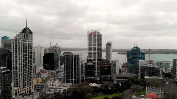 AUCKLAND, NEW ZEALAND - AUGUST 2018: Panoramic air view of city skyline from Albert Park. Окленд приваблює 5 мільйонів людей щороку. — стокове відео