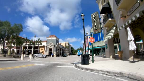 BATI PALM BEACH, FL - Nisan 2018: Güneşli bir günde şehir caddelerinde yol trafiğinin zaman aşımı. Hareket eden bir arabadan görünüm — Stok video