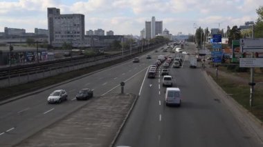 Hızlandırılmış, şerit değiştirmek arabalara City Road meşgul. Shift Timelapse tilt. Şehir Kiev Ukrayna, City Road ve iş binalar Time-lapse