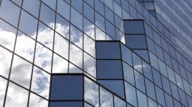 Bulutlar ve mavi gökyüzü ile cam gökdelenlerin hızlandırılmış. bulutlar ve gökdelenler. bulutlar ve gökdelen, mavi gökyüzü bulutlu yansıyan windows, güneşli bir gün, gökyüzünde bulutlar, şehir, büyük ev megalopolis,