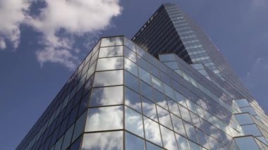 Bulutlar ve mavi gökyüzü ile cam gökdelenlerin hızlandırılmış. bulutlar ve gökdelenler. bulutlar ve gökdelen, mavi gökyüzü bulutlu yansıyan windows, güneşli bir gün, gökyüzünde bulutlar, şehir, büyük ev megalopolis,