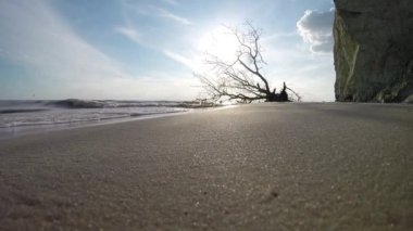 Günbatımı Nehri üzerinde. Sahilde günbatımı. yalan beach, mavi gökyüzü, günbatımı ağaç. Biraz dalga sand.glare ıslak gıcırtı tarihinde Güneş'ten daha iyi. Mavi gökyüzü beyaz bulutlar. Günbatımı Nehri üzerinde.