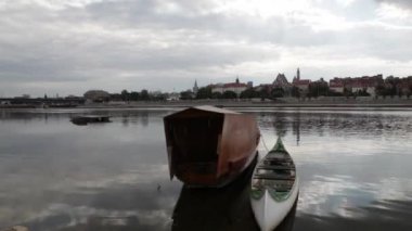 Bulutların üzerinde kente Varşova - hızlandırılmış. Varşova nehrinde bir antik kent. Polonya Varşova şehir. şehrin üzerinde beyaz bulutlar. Güneşli bir gün. yaz günü. Varşova Vistula Nehri üzerinde iki tekneler nehrin üzerinde vardır..