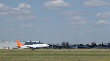 Havaalanında, ticari uçak uçak iniş, uçak iniş uçak havaalanında geldi, Varşova Chopin Havaalanı, arazi için ticari Airbus geliyor