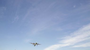 Havaalanında, ticari uçak uçak iniş, uçak iniş uçak havaalanında geldi, Varşova Chopin Havaalanı, arazi için ticari Airbus geliyor