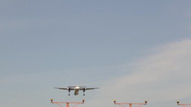 Havaalanında, ticari uçak uçak iniş, uçak iniş uçak havaalanında geldi, Varşova Chopin Havaalanı, arazi için ticari Airbus geliyor