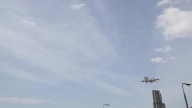 Havaalanında, ticari uçak uçak iniş, uçak iniş uçak havaalanında geldi, Varşova Chopin Havaalanı, arazi için ticari Airbus geliyor