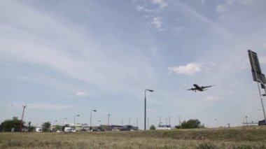 Havaalanında, ticari uçak uçak iniş, uçak iniş uçak havaalanında geldi, Varşova Chopin Havaalanı, arazi için ticari Airbus geliyor
