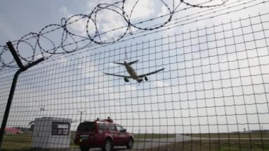 Havaalanında, ticari uçak uçak iniş, uçak iniş uçak havaalanında geldi, Varşova Chopin Havaalanı, arazi için ticari Airbus geliyor