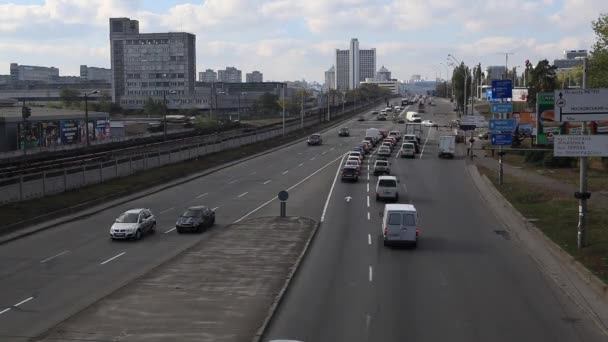 時間経過、車線変更の車は忙しい都市道路です。シフト タイムラプスを傾けます。ウクライナ キエフ市、市の道路およびビジネス建物低速度撮影 — ストック動画