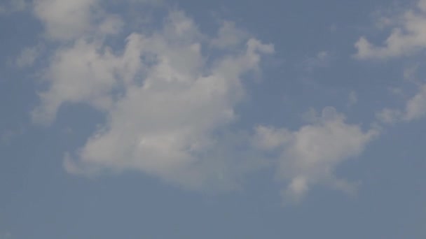 Άσπρα σύννεφα που τρέχει πάνω από το γαλάζιο του ουρανού. Το φεγγάρι πάνω το γαλάζιο του ουρανού. Ώρα λήξη βολή της συννεφιασμένος ουρανός στο μπλε του ουρανού. κλιπ άσπρο φουντωτό σύννεφα πάνω από το γαλάζιο του ουρανού — Αρχείο Βίντεο