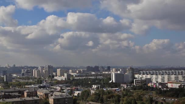 Zaman atlamalı. Bulutlar ve Kiev (Ukrayna) geçen gölgeler. Yaz, güneşli bir gün. Şehir, beyaz bulutlar, yüksek binalar. Yüksek binalar ile şehrin yükseltilmiş gün görünümü. — Stok video