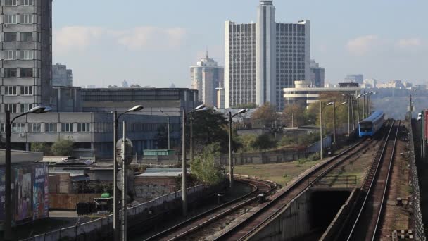 Cars Changing Lanes Time-lapse, Busy City Road. Tilt Shift Timelapse. cidade Kiev Ucrânia, City Road and Business Buildings. Desfasamento temporal — Vídeo de Stock