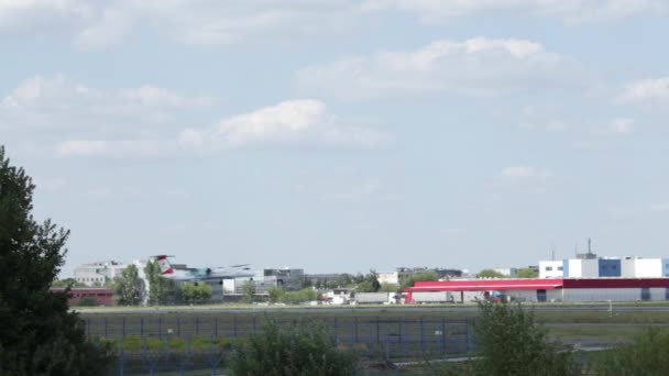 Avión aterrizaje en el aeropuerto, Avión comercial aterrizaje, El avión llegó al aeropuerto, Airbus comercial llega a tierra en, Aeropuerto Chopin de Varsovia — Vídeos de Stock