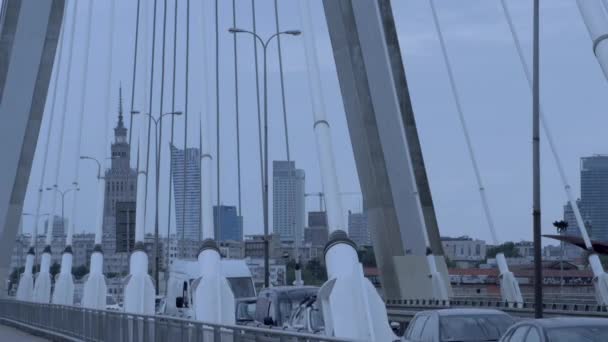 Autoverkeer op brug met. time-lapse. bewolkt weer. Jogger op kabel bleef Polen The Swietokrzyski Bridge is een brug over de rivier Vistula in Warschau, — Stockvideo