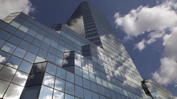 Time-lapse de rascacielos de cristal con nubes y cielo azul. nubes y rascacielos. nubes y rascacielos, cielo azul con nubes reflejadas en las ventanas, día soleado, nubes en el cielo, gran casa en la ciudad, megalópolis , — Vídeo de stock