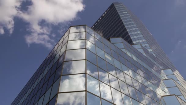 Time-lapse of glass skyscrapers with clouds and blue sky.  clouds and skyscrapers. clouds and skyscraper, blue sky with clouds reflected in the windows, sunny day, clouds in the sky, large home in the city, megalopolis, — Stock Video