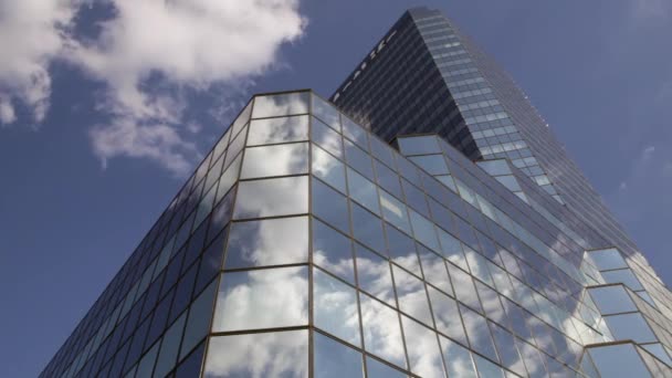 Time-lapse de gratte-ciel en verre avec nuages et ciel bleu. nuages et gratte-ciel. nuages et gratte-ciel, ciel bleu avec nuages reflétés dans les fenêtres, journée ensoleillée, nuages dans le ciel, grande maison dans la ville, mégalopole ,