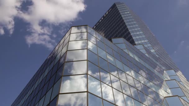 Time-lapse de rascacielos de cristal con nubes y cielo azul. nubes y rascacielos. nubes y rascacielos, cielo azul con nubes reflejadas en las ventanas, día soleado, nubes en el cielo, gran casa en la ciudad, megalópolis , — Vídeo de stock