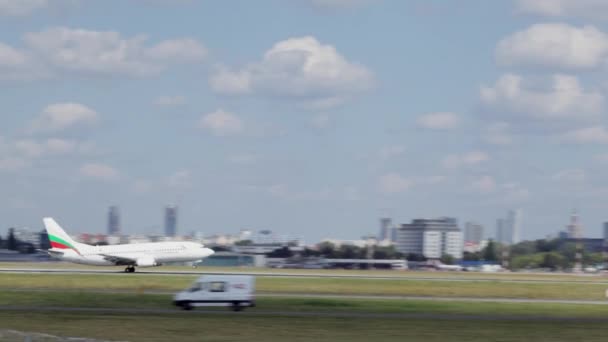 Landung des Flugzeugs auf dem Flughafen, Landung des Verkehrsflugzeugs, Ankunft des Flugzeugs auf dem Flughafen, Landung des Verkehrsflugzeugs auf dem Flughafen Warschau-Chopin — Stockvideo