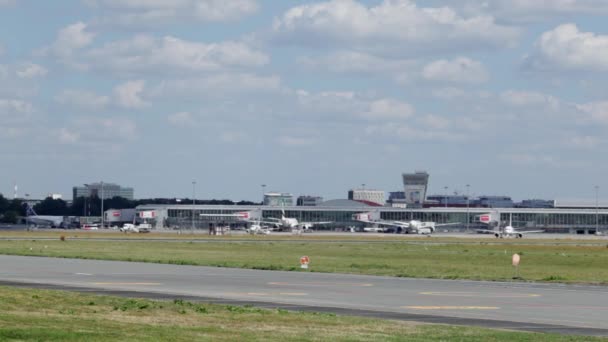 Vliegtuig landing op de luchthaven, commerciële passagiersvliegtuig vliegtuig Landing, het vliegtuig aankwam op de luchthaven, commerciële Airbus komt in het land op, Warsaw Chopin Airport — Stockvideo