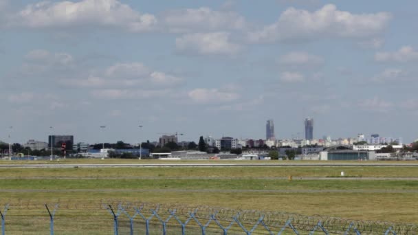 空港に到着する飛行機の空港、商業定期旅客機飛行機の着陸、飛行機の着陸、商業エアバスはワルシャワ ショパン空港に着陸する、 — ストック動画