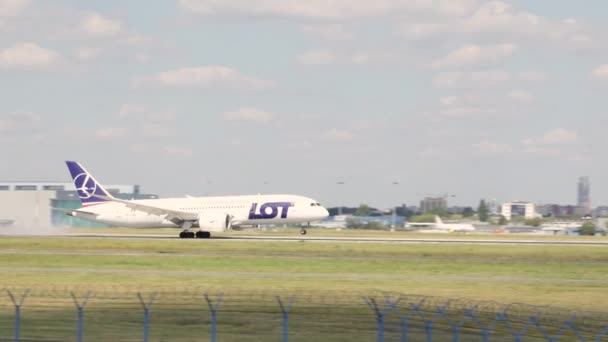 Aereo atterraggio in aeroporto, Aereo di linea commerciale atterraggio, L'aereo è arrivato in aeroporto, Airbus commerciale arriva per atterrare a, Aeroporto di Varsavia Chopin — Video Stock