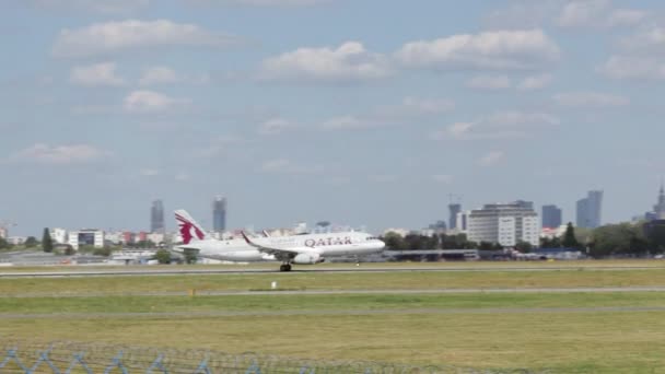 Aereo atterraggio in aeroporto, Aereo di linea commerciale atterraggio, L'aereo è arrivato in aeroporto, Airbus commerciale arriva per atterrare a, Aeroporto di Varsavia Chopin — Video Stock