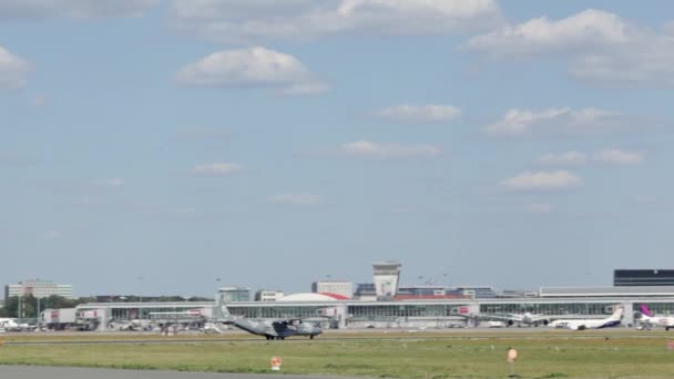 A repülőtéren leszálló, kereskedelmi utasszállító repülőgép leszállás, a sík sík megérkezett a repülőtéren, kereskedelmi Airbus érkezik a földet, a Frederic Chopin repülőtér — Stock videók