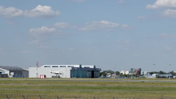 A repülőtéren leszálló, kereskedelmi utasszállító repülőgép leszállás, a sík sík megérkezett a repülőtéren, kereskedelmi Airbus érkezik a földet, a Frederic Chopin repülőtér — Stock videók