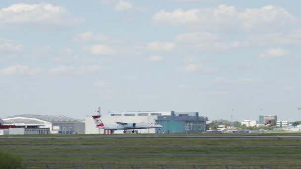 空港に到着する飛行機の空港、商業定期旅客機飛行機の着陸、飛行機の着陸、商業エアバスはワルシャワ ショパン空港に着陸する、 — ストック動画