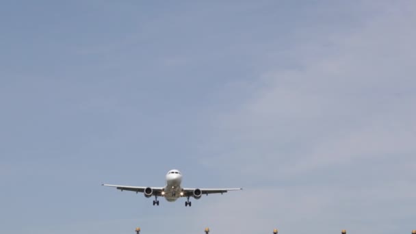 空港に到着する飛行機の空港、商業定期旅客機飛行機の着陸、飛行機の着陸、商業エアバスはワルシャワ ショパン空港に着陸する、 — ストック動画