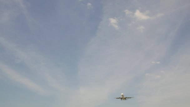 Landung des Flugzeugs auf dem Flughafen, Landung des Verkehrsflugzeugs, Ankunft des Flugzeugs auf dem Flughafen, Landung des Verkehrsflugzeugs auf dem Flughafen Warschau-Chopin — Stockvideo