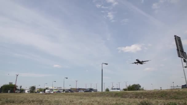 Letadlo přistává na letišti, komerční dopravní letadlo přistání, letadlo přiletělo na letišti, komerční Airbus přijde přistát na letišti Warsaw Chopin Airport — Stock video