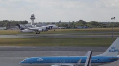 Ticari uçak Varşova havaalanında kalkıyor. Havaalanında, bir yolcu uçağı çıkartıyor jet uçağı piste bırakarak. Pist bırakarak uçak uçan