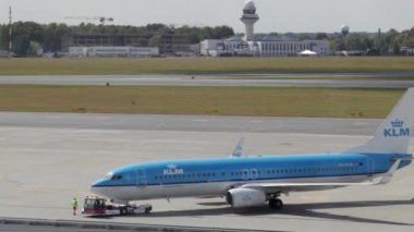 Ticari uçak havaalanında, Chopin Havaalanı ile kalkış uçak kalkış hazırlanın. Varşova Havaalanı, Havaalanı, bölge kontrol ofisinin uçak duruyor,