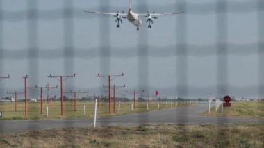 Havaalanında, ticari uçak uçak iniş, uçak iniş uçak havaalanında geldi, Varşova Chopin Havaalanı, arazi için ticari Airbus geliyor