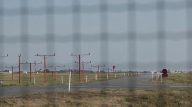 Havaalanında, ticari uçak uçak iniş, uçak iniş uçak havaalanında geldi, Varşova Chopin Havaalanı, arazi için ticari Airbus geliyor