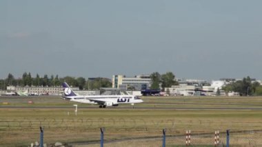 Ticari uçak Varşova havaalanında kalkıyor. Havaalanında, bir yolcu uçağı çıkartıyor jet uçağı piste bırakarak. Pist bırakarak uçak uçan