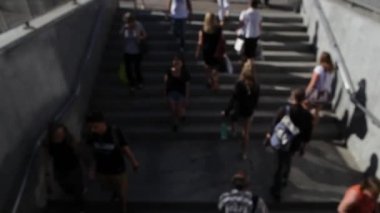 Yukarıdaki görünümünden geçiş gel insan kalabalığı. Zaman atlamalı. İnsan kalabalığı geçiş gel. İnsanlar merdivenlerden aşağı. Yaz günü, güneşli bir gün. İnsanlar yaz giysileri. İnsanlar geçiş gidin. Aşağı Londra U için gidiş şehir işçiler