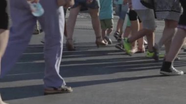 Bacaklar hareket insanlar kalabalık bir geçiş olacak. Şehir yaya trafiği ayak-trafik. Sıra anonim büyük kalabalıklar karşıdan karşıya geçerken bir kadeh. Ayak trafik görünümü.