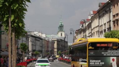 Antik şehir Varşova, şehrin yolda seyahat otomobil. Trafik Varşova sokaklarında. Varşova eski sokaklarında arabalar ve otobüs seyahat