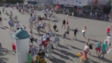 Zaman atlamalı, insan kalabalığı git top. Sokakta yürüyen insan kalabalığı. Üst kısmındaki göster onlara. güneşli bir gün, yaz. İnsanlar sokakta metro yakınındaki bir kalabalık. bulanıklık