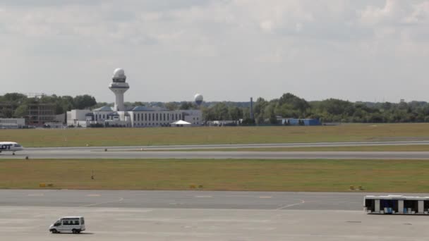 Planet landar på flygplatsen, kommersiella trafikflygplan Plane Landing, planet anlände till flygplatsen, kommersiella Airbus kommer att landa på, Warszawa Chopin flygplats — Stockvideo