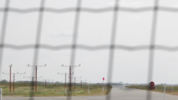 Aereo atterraggio in aeroporto, Aereo di linea commerciale atterraggio, L'aereo è arrivato in aeroporto, Airbus commerciale arriva per atterrare a, Aeroporto di Varsavia Chopin — Video Stock