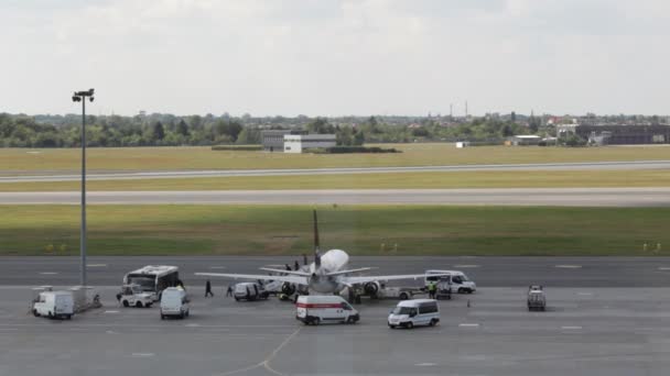 Aereo commerciale si preparano a decollare in aeroporto, decollo aereo con Chopin Airport. Aeroporto di Varsavia, Aereo sorge in aeroporto, territorio vicino all'ufficio di controllo , — Video Stock