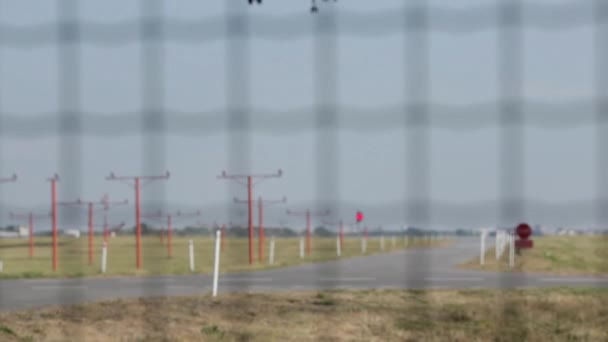 Landung des Flugzeugs auf dem Flughafen, Landung des Verkehrsflugzeugs, Ankunft des Flugzeugs auf dem Flughafen, Landung des Verkehrsflugzeugs auf dem Flughafen Warschau-Chopin — Stockvideo