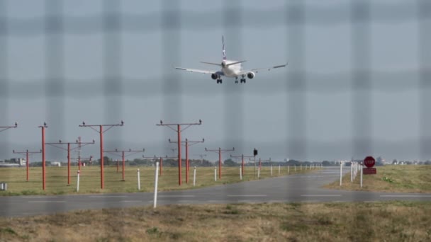 Aereo atterraggio in aeroporto, Aereo di linea commerciale atterraggio, L'aereo è arrivato in aeroporto, Airbus commerciale arriva per atterrare a, Aeroporto di Varsavia Chopin — Video Stock