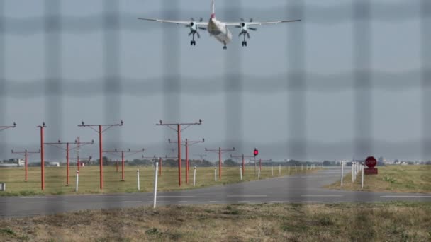 Avião pouso no aeroporto, Avião Comercial Avião pouso, O avião chegou ao aeroporto, Airbus Comercial entra para pousar em, Varsóvia Chopin Aeroporto — Vídeo de Stock